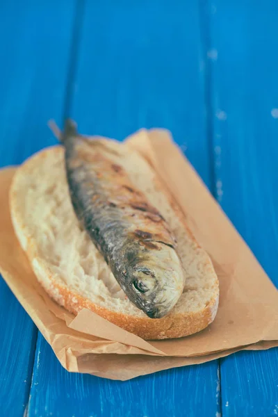 Sardynka griiled na chleb na niebieskim tle drewnianych — Zdjęcie stockowe