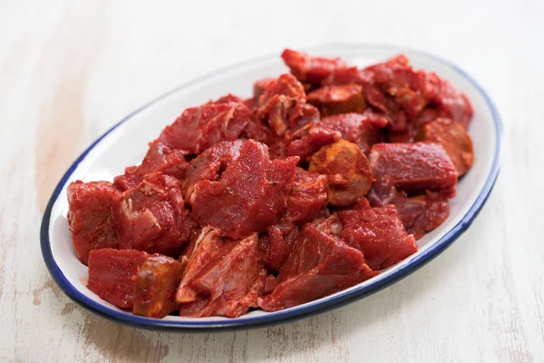 Carne cruda con salsa en el plato —  Fotos de Stock