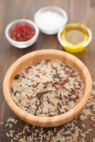 Mistura de arroz selvagem e branco no prato — Fotografia de Stock