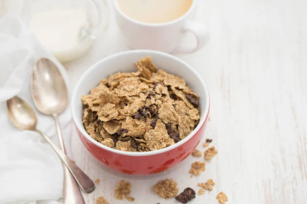 Cereales con cereales de chocolate en tazón rojo —  Fotos de Stock