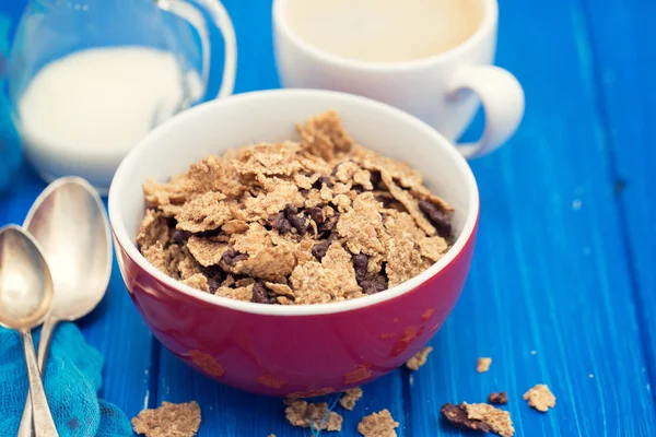 Cereales con cereales de chocolate en tazón rojo —  Fotos de Stock