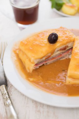 Portekizce sandviç francesinha plaka üzerinde