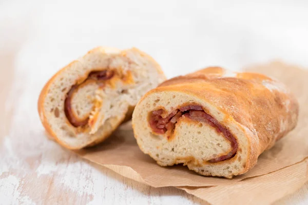 Brood met chorizo op plaat — Stockfoto