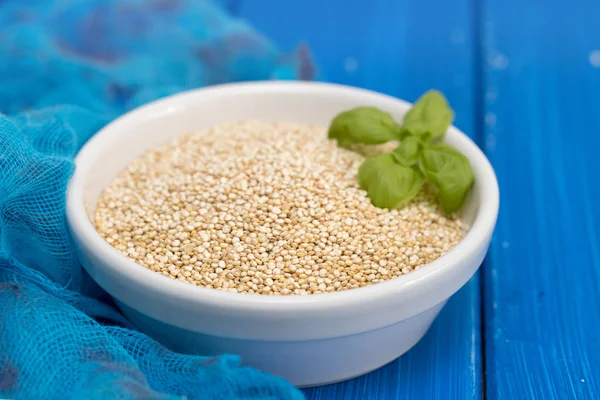 Quinoa não cozida em tigela branca — Fotografia de Stock