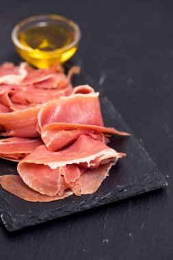 Prosciutto siyah seramik tahta üzerinde