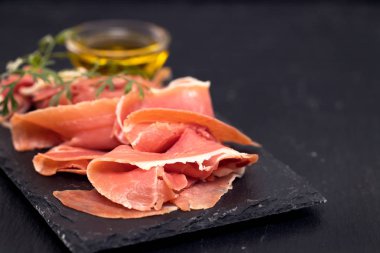 Prosciutto siyah seramik tahta üzerinde