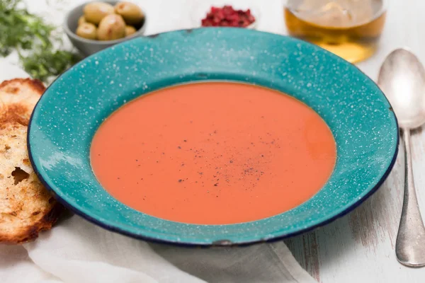 Tomatensuppe in weißer Schale mit Brot auf weißem Holzhintergrund — Stockfoto