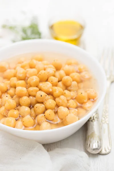 Boiled chick-pea in white bowl on wooden background — Stock Photo, Image