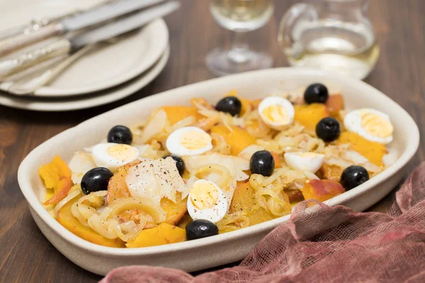 Batata con bacalao, cebolla y huevos en el plato — Foto de Stock