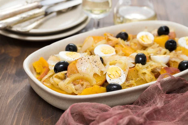 Pescado de bacalao tradicional portugués con patata en el plato — Foto de Stock