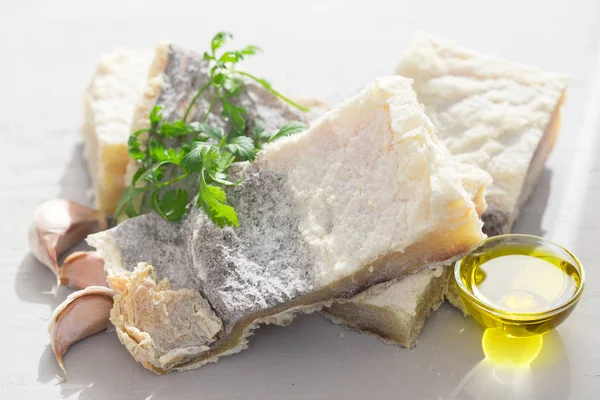 橄榄油干腌鳕鱼鱼 — 图库照片