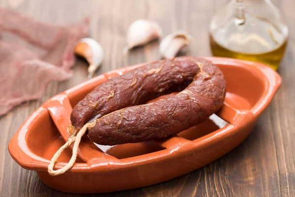 Chourico aux saucisses fumées sur un plat en céramique marron — Photo