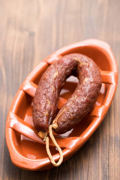 Chourico aux saucisses fumées sur un plat en céramique marron — Photo