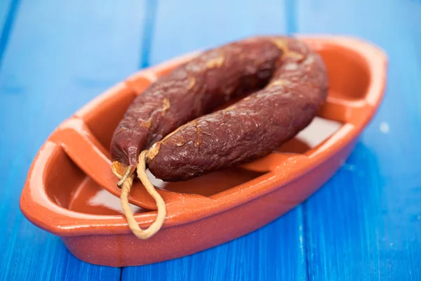 Kahverengi seramik tabak üzerinde Portekizce tütsülenmiş sosis — Stok fotoğraf