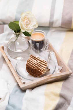 kek kahve ve çiçek yatakta tepsisinde