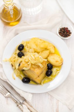 soğan ve patates beyaz plaka üzerinde kızarmış Morina balığı