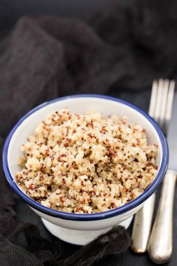 Beyaz kase haşlanmış quinoa