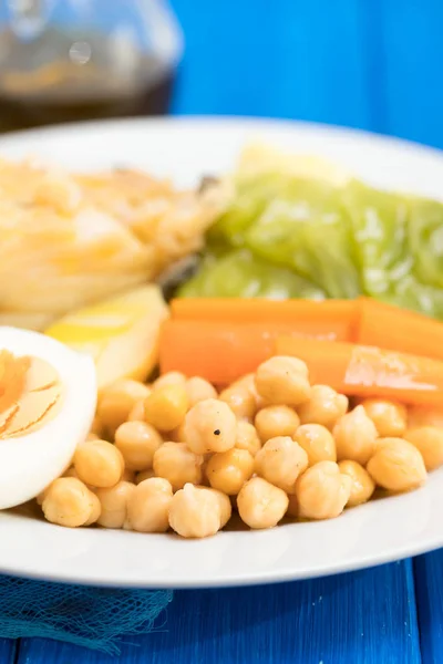 Haşlanmış cod balık patates, havuç, lahana, nohut ve yumurta — Stok fotoğraf