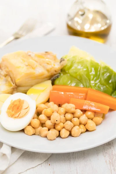 Burgonya, sárgarépa, káposzta, kukorica és a tojás főtt tőkehal hal — Stock Fotó