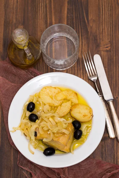 Smażony dorsz z cebuli i ziemniaków na białym talerzu — Zdjęcie stockowe