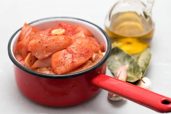 Surowe mięso z sosem i czosnek na pot — Zdjęcie stockowe