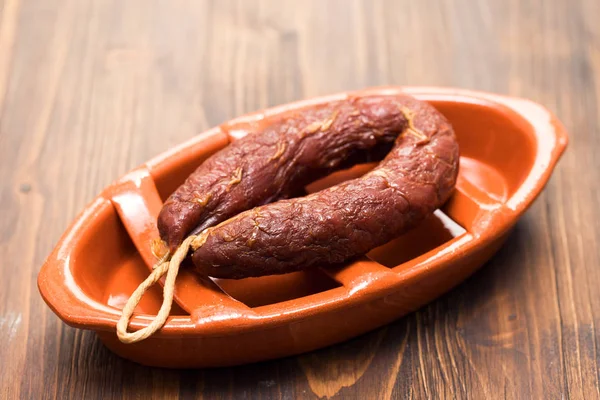 Kahverengi seramik tabak üzerinde Portekizce tütsülenmiş sosis — Stok fotoğraf