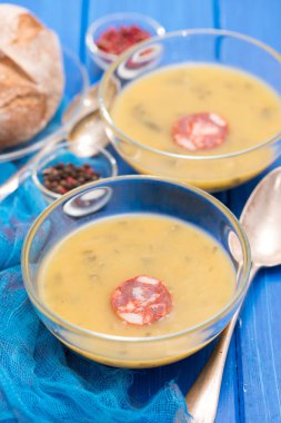 Tütsülenmiş sosis küçük kase ıspanak çorbası