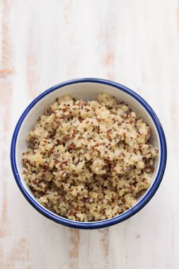 Beyaz arka plan üzerinde beyaz kase haşlanmış quinoa