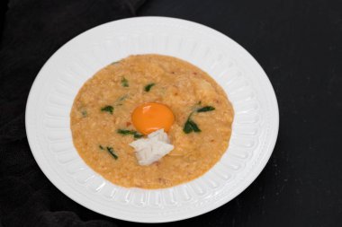 geleneksel Portekiz yemeği ekmek ile balık acorda çanak üzerinde