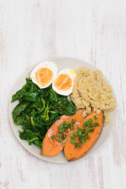 quinoa, haşlanmış yumurta ile tatlı patates 