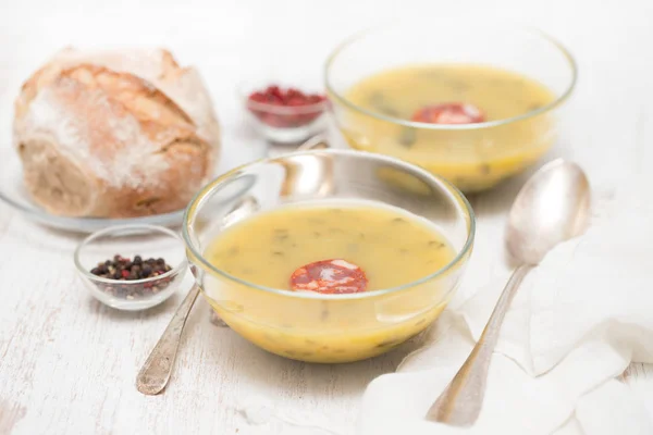 Sup dengan bayam dan sosis asap dalam mangkuk kecil — Stok Foto