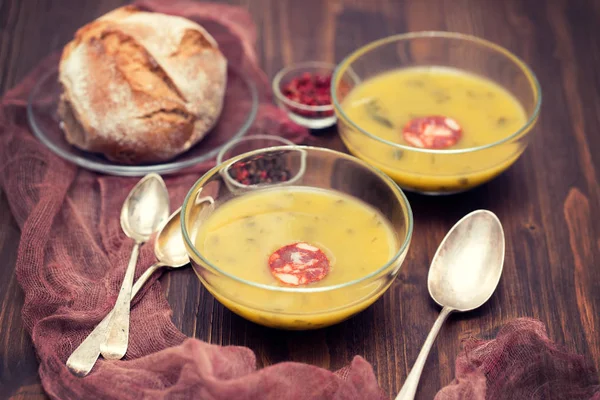 Sup dengan bayam dan sosis asap dalam mangkuk kecil — Stok Foto