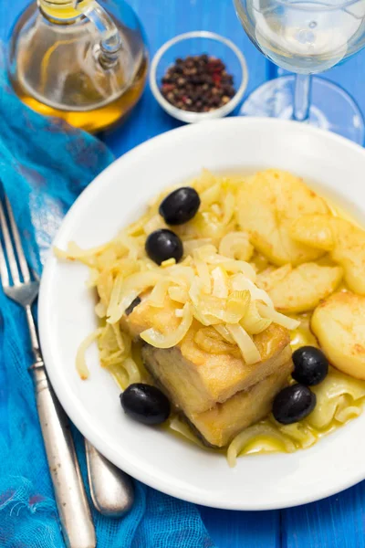 Fried cod fish with onion and potato on white plate — Stock Photo, Image