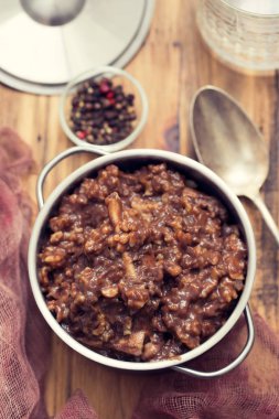 tavşan yemek ahşap arka plan üzerinde'ile pirinç