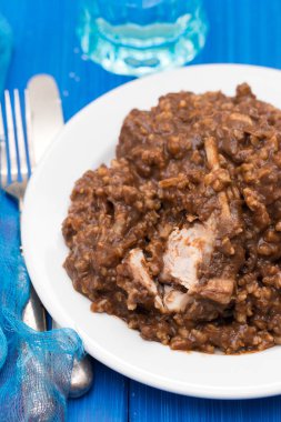 tavşan çanak mavi ahşap arka plan üzerinde'ile pirinç