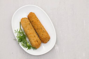 et croquetes beyaz çanak üzerinde