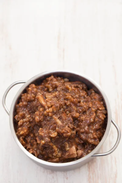 Arroz com coelho no prato no fundo de madeira — Fotografia de Stock