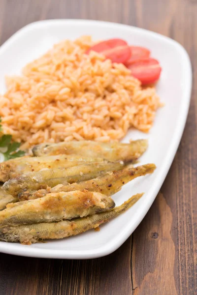 Fundiciones fritas con arroz de tomate en plato blanco —  Fotos de Stock