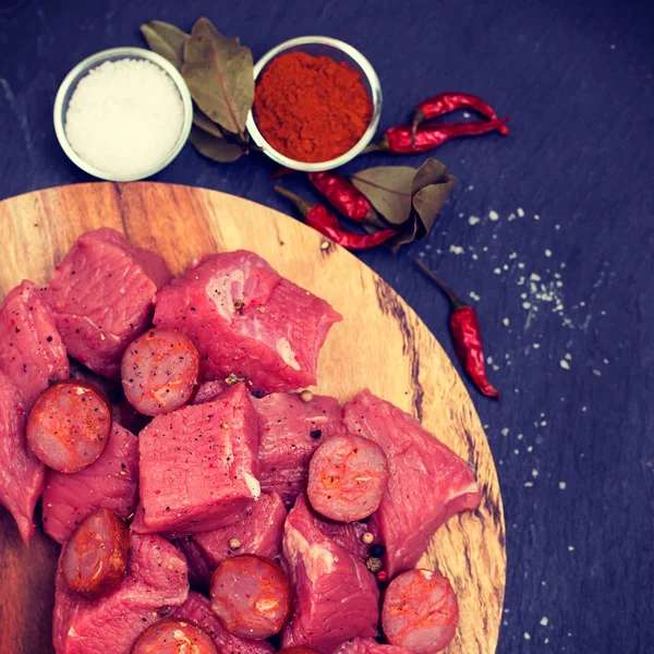 Carne Cruda Con Salchicha Ahumada Sobre Tabla Madera —  Fotos de Stock