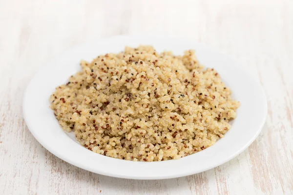 Gekochte Quinoa Auf Weißem Teller — Stockfoto