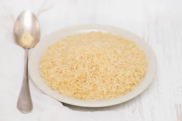 Arroz Sin Cocer Plato Sobre Fondo Madera —  Fotos de Stock