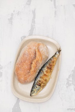 ızgara sardalya yemek ekmek ile