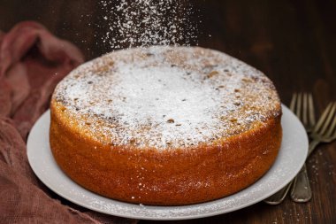 Kabak tatlı pasta beyaz çanak üzerinde