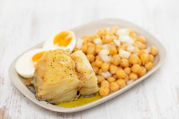 Dorsz z chick grochu i gotowane jajko na danie — Zdjęcie stockowe