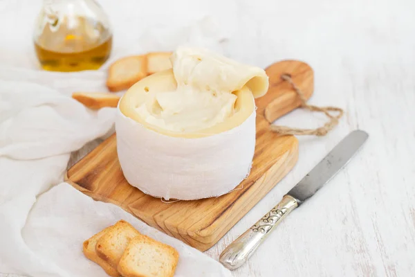 Queso típico portugués de serra da estrela — Foto de Stock