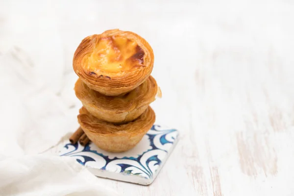 Português ovo torta pastel de nata sobre fundo branco — Fotografia de Stock