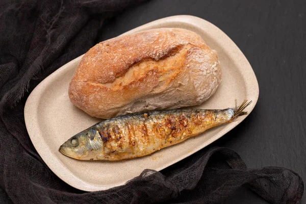 Grillowane sardynki z chlebem na danie — Zdjęcie stockowe