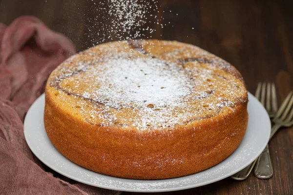 Γλυκό κέικ στο άσπρο πιάτο — Φωτογραφία Αρχείου