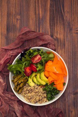 Quinoa koyu arka plan üzerinde beyaz kase sebze