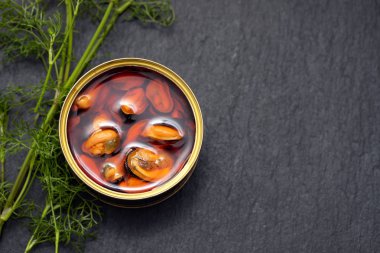 Midye küçük demir kutusunda siyah seramik zemin üzerine